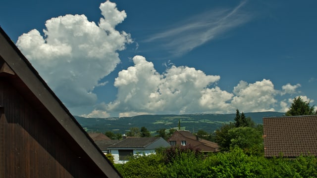 Quellwolken schiessen über dem Jura in die Höhe. Quellwolken schiessen über dem Jura in die Höhe.
