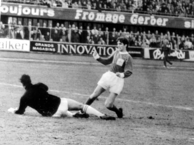 George Best trifft 1964 gegen die Schweiz. George Best trifft 1964 gegen die Schweiz.
