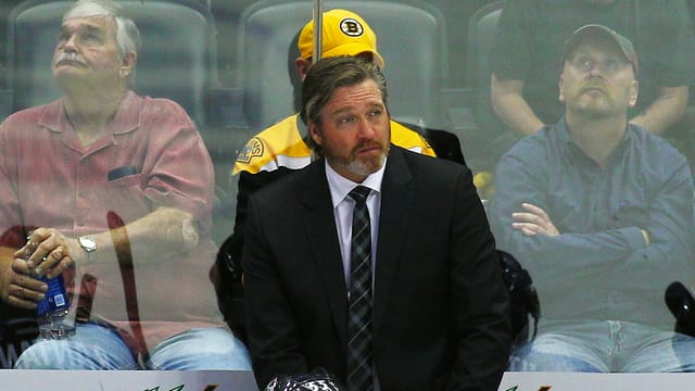 Patrick Roy steht hinter der Spielerbank. Patrick Roy steht hinter der Spielerbank.
