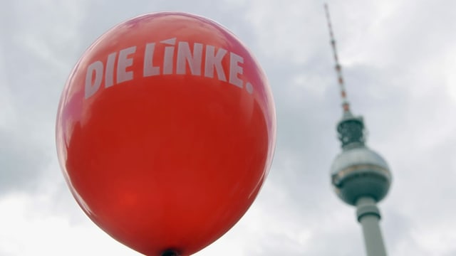 Ein roter Ballon mit dem Aufdruck Die Linke Ein roter Ballon mit dem Aufdruck Die Linke
