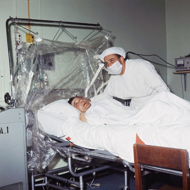 Barnard mit seinem Patienten im Krankenbett. Barnard mit seinem Patienten im Krankenbett.