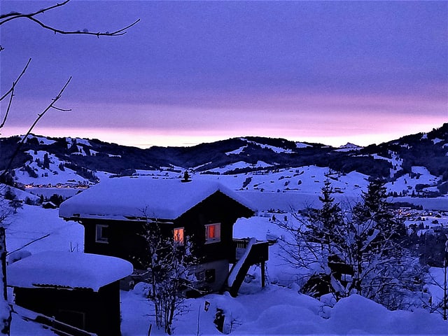 Morgenrot in einer Schneelandschaft.