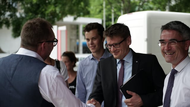 Il chancelier Daniel Spadin gratulescha a Peter Peyer