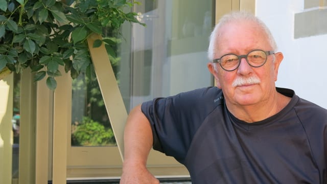 Ein Mann blickt in die Kamera. Ein Mann blickt in die Kamera.