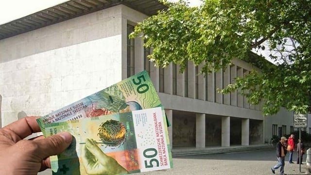 Mann hält Geld vor dem Kollegiengebäude der Universität Basel. Mann hält Geld vor dem Kollegiengebäude der Universität Basel.