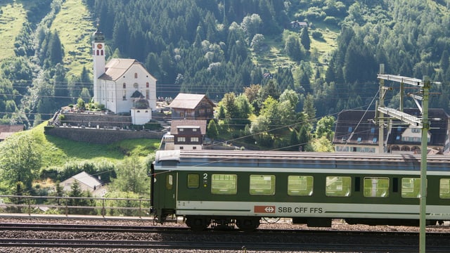 Zug fährt an Kirche vorbei. Zug fährt an Kirche vorbei.