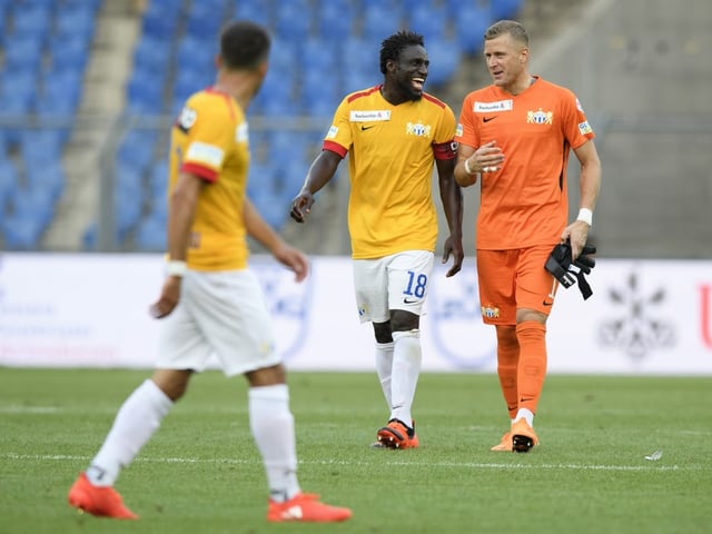 Pa Modou und Andris Vanins unterhalten sich auf dem Platz Pa Modou und Andris Vanins unterhalten sich auf dem Platz