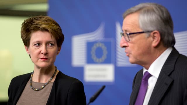 Sommaruga schaut zu Jean-Claude Juncker hinüber. Sommaruga schaut zu Jean-Claude Juncker hinüber.