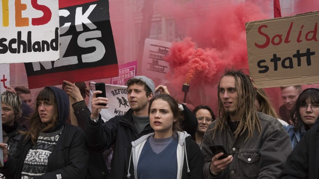Antifa-Kundgebung mit diversen Transparenten. Auf einem steht in grossen Lettern: Fuck Nazis! Antifa-Kundgebung mit diversen Transparenten. Auf einem steht in grossen Lettern: Fuck Nazis!