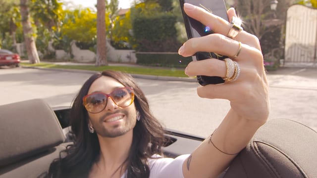Video «Conchita - Unstoppable» abspielen Video «Conchita - Unstoppable» abspielen