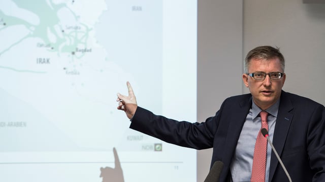 Markus Seiler, Direktor des NDB, an einem Rednerpult. Er zeigt mit dem Finger auf eine Karte hinter ihm. Markus Seiler, Direktor des NDB, an einem Rednerpult. Er zeigt mit dem Finger auf eine Karte hinter ihm.