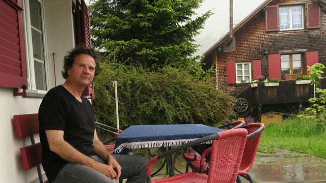 Der Pianist Andreas Haefliger sitzt vor seiner Wohnung im Kanton Uri Der Pianist Andreas Haefliger sitzt vor seiner Wohnung im Kanton Uri