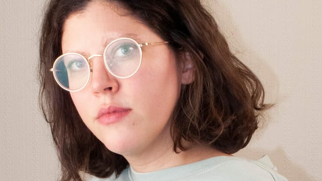 eine Frau mit Brille eine Frau mit Brille