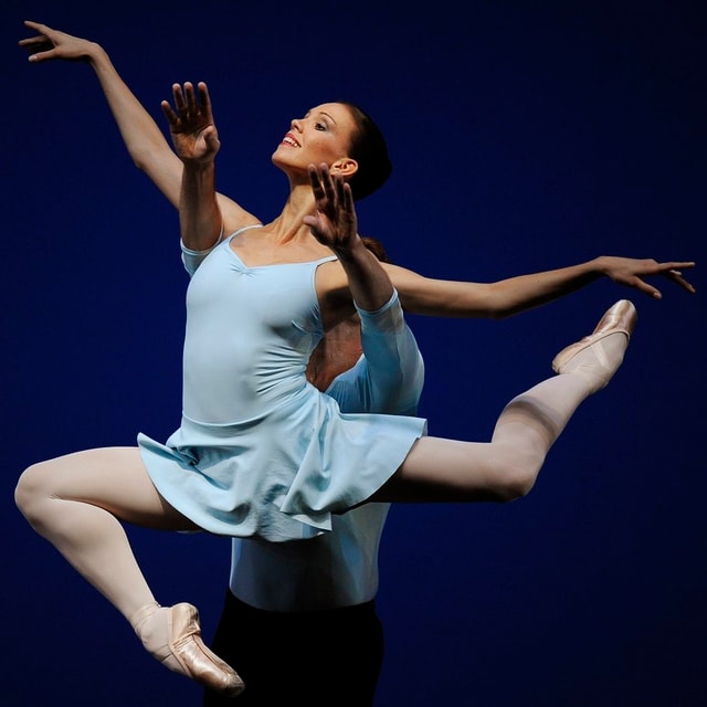 Aufnahme der Ballerina bei einer Hebefigur. Aufnahme der Ballerina bei einer Hebefigur.