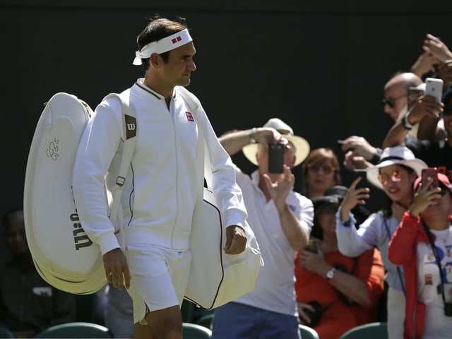 Roger Federer beim Betreten des Centre Court. Roger Federer beim Betreten des Centre Court.