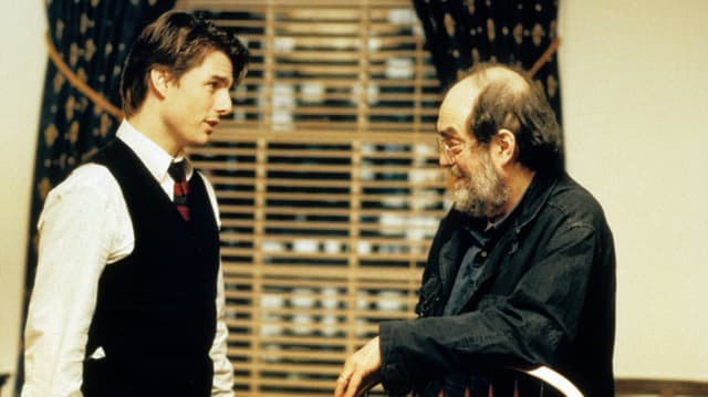 Tom Cruise und Stanley Kubrick unterhalten sich auf dem Set. Tom Cruise und Stanley Kubrick unterhalten sich auf dem Set.