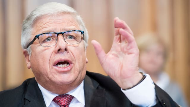 Peter Föhn mit erhobener Hand Peter Föhn mit erhobener Hand