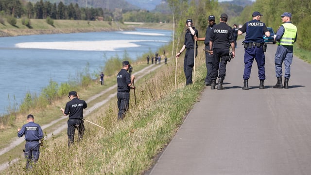 Polizisten am Rheinufer. Polizisten am Rheinufer.