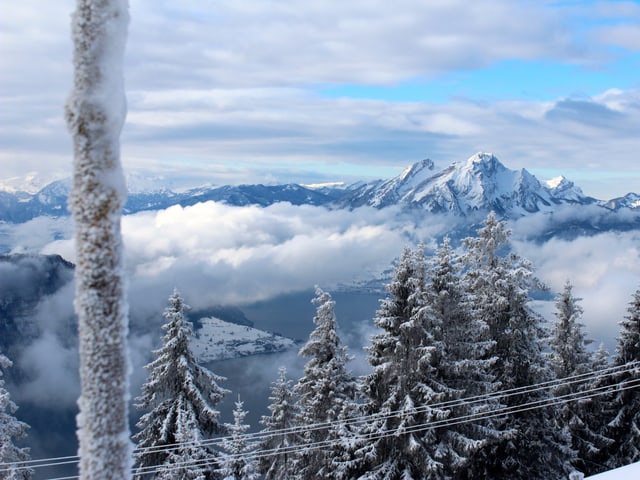Winterliche Berge mit Wolken in den Tälern.