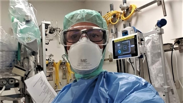 Intensivpflegerin Katharina Moruzzo in Schutzkleidung Intensivpflegerin Katharina Moruzzo in Schutzkleidung