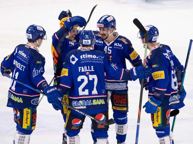 Jubelnde Kloten-Spieler Jubelnde Kloten-Spieler