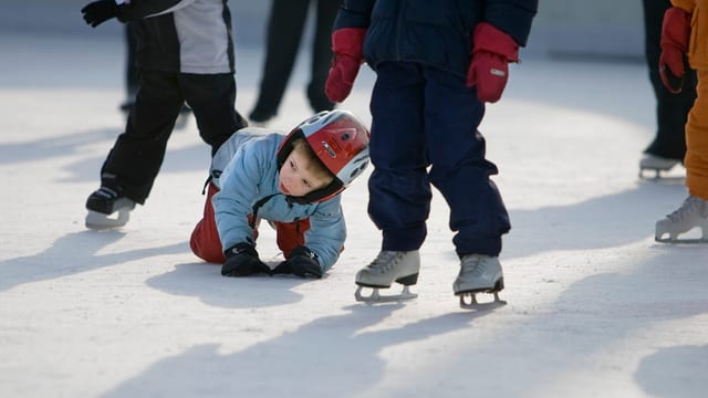 Schlittschuhlaufende Kinder Schlittschuhlaufende Kinder