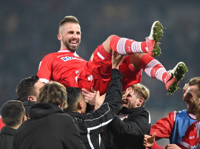 Benjamin Köhler wird von seinen Teamkollegen gefeiert.