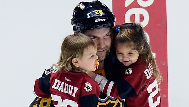 John Scott mit seinen Kindern. John Scott mit seinen Kindern.