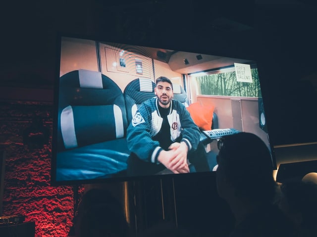 Der nominierte Rapper Monet192 ist gerade auf Tour – darum meldete er sich per Videobotschaft.