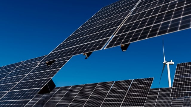 Eine Photovoltaik-Anlage und ein Windrad Eine Photovoltaik-Anlage und ein Windrad