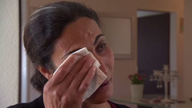 Frau wischt sich Tränen aus den Augen. Frau wischt sich Tränen aus den Augen.