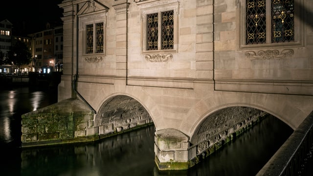 Durchfluss der Limmat unter dem Zürcher Rathaus Durchfluss der Limmat unter dem Zürcher Rathaus