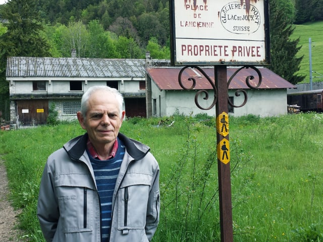 Rémy Rochat vor einer Tafel des Lac de Joux. Rémy Rochat vor einer Tafel des Lac de Joux.