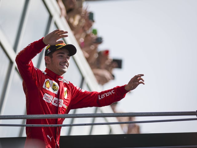 Charles Leclerc lässt isch feiern. Charles Leclerc lässt isch feiern.