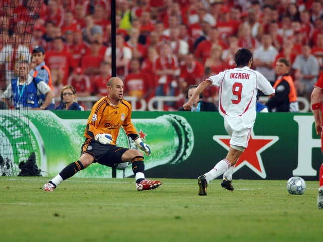 Philippo «Pippo» Inzaghi umkurvt Liverpool-Goalie Pepe Reina und erzielt das 2:0. Philippo «Pippo» Inzaghi umkurvt Liverpool-Goalie Pepe Reina und erzielt das 2:0.