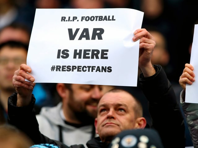 Fan protestiert gegen VAR.