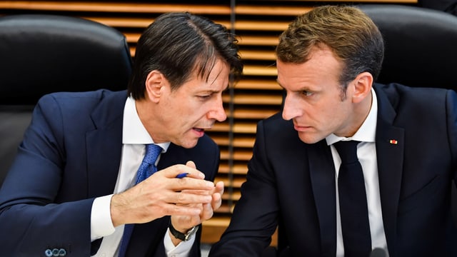 Conte und Macron sprechen miteinander. Conte und Macron sprechen miteinander.