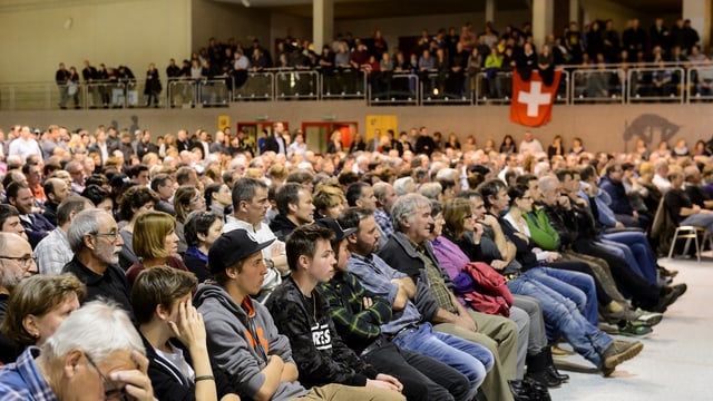 Saal mit vielen Menschen Saal mit vielen Menschen