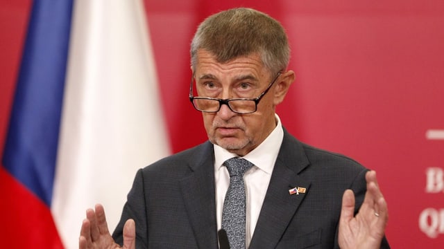 Mann vor Mikrofon. Mann vor Mikrofon.