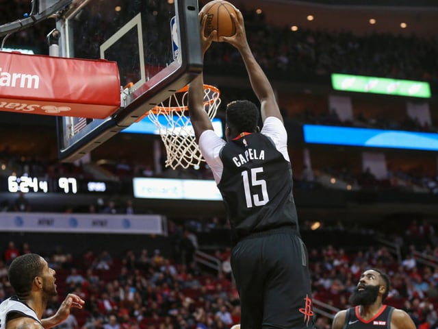 Clint Capela setzt wuchtig zum Dunk an. Clint Capela setzt wuchtig zum Dunk an.