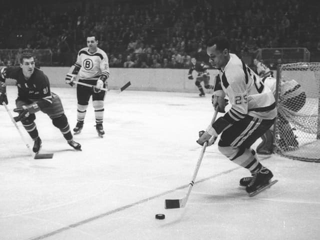 Willie O'Ree im Dress der Boston Bruins in einer Partie gegen die New York Rangers im Madison Square Garden. Willie O'Ree im Dress der Boston Bruins in einer Partie gegen die New York Rangers im Madison Square Garden.