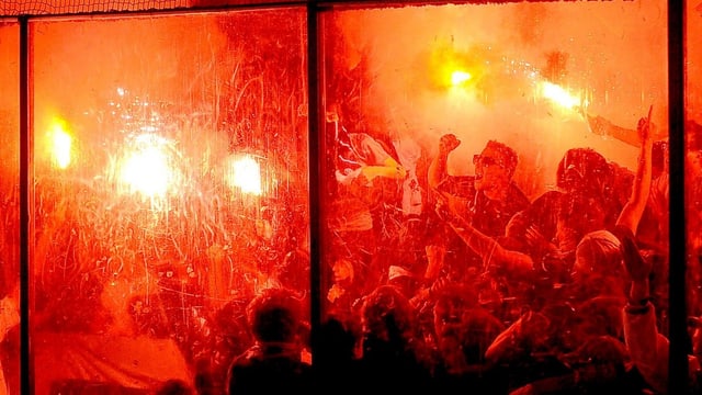 Fans des HC Ambri-Piotta beim Abbrennen von Pyro-Material. Fans des HC Ambri-Piotta beim Abbrennen von Pyro-Material.