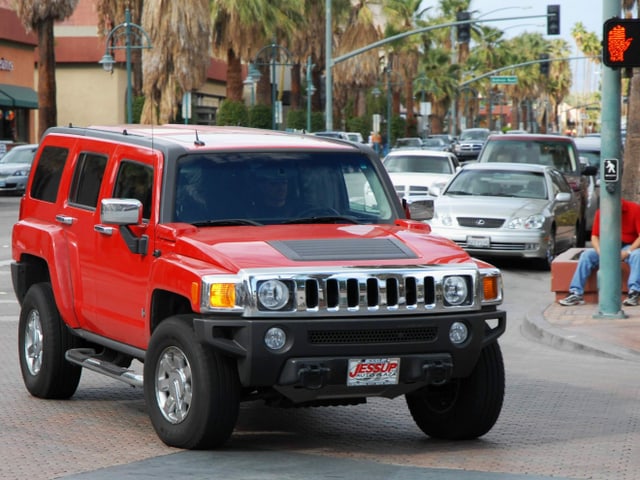 Roter Hummer in einer amerikanischen Stadt Roter Hummer in einer amerikanischen Stadt