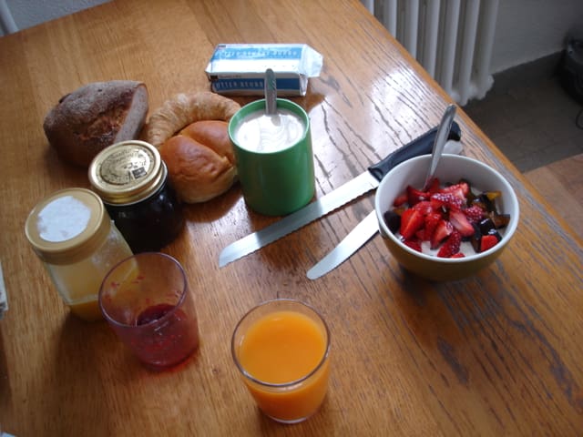 Orangensaft, Müesli, Weggli, Brot, Gipfeli, Honig, Konfitüre.