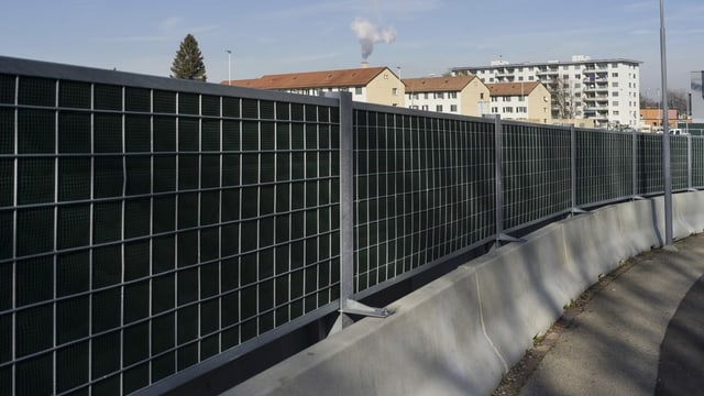 Lärmschutzwand an Strasse. Lärmschutzwand an Strasse.