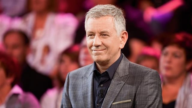 Röbi Koller steht vor dem Publikum und moderiert die Sendung. Röbi Koller steht vor dem Publikum und moderiert die Sendung.