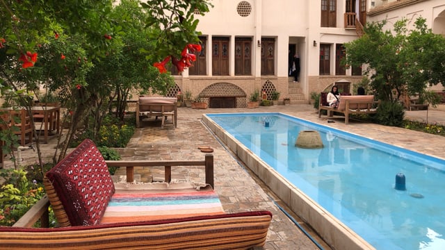 Ein Innenhof im Iran. Es hat eine Art Brunnen. Ein Innenhof im Iran. Es hat eine Art Brunnen.