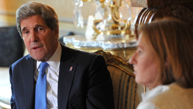 John Kerry im Gespräch mit der israelischen Justizministerin Tzipi Livni. John Kerry im Gespräch mit der israelischen Justizministerin Tzipi Livni.