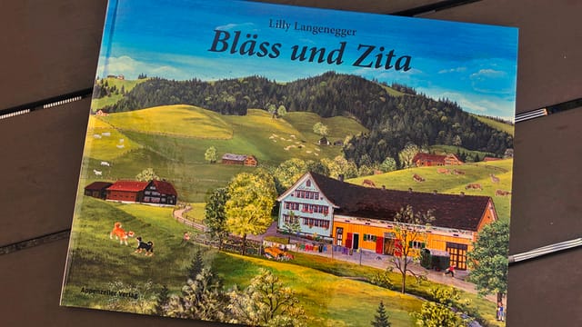 Kinderbuch liegt auf einem Tisch Kinderbuch liegt auf einem Tisch
