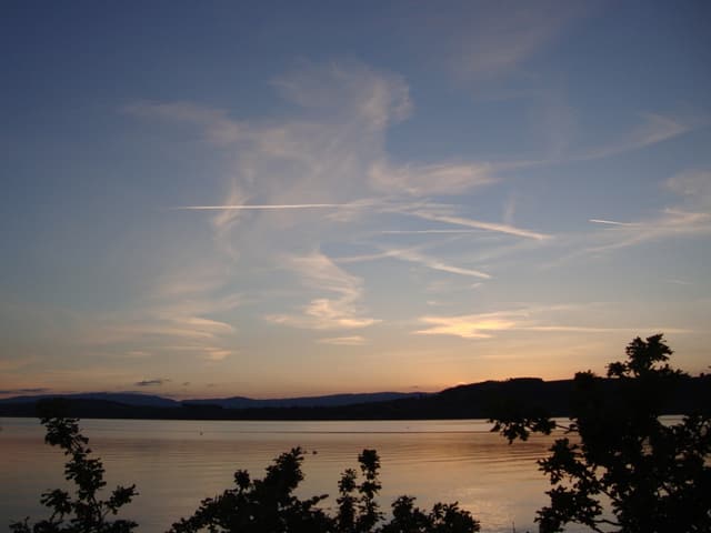Feine Federwolken am Himmel über dem Murtensee.